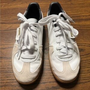 PUMA Men's White and Cream Sneakers